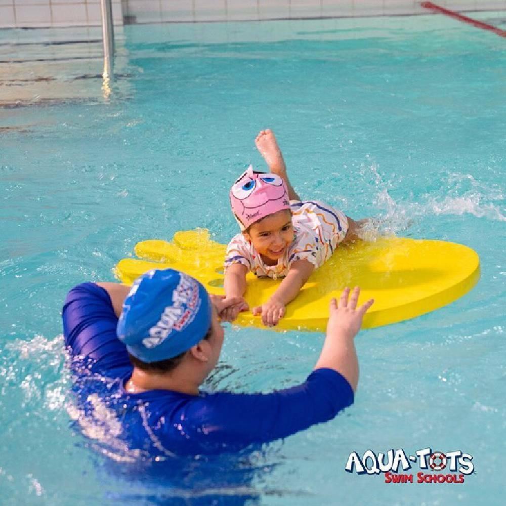 دروس السباحة للوالدين مع الطفل12502