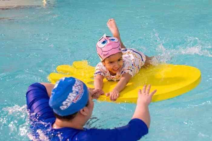 دروس السباحة للوالدين مع الطفل12502